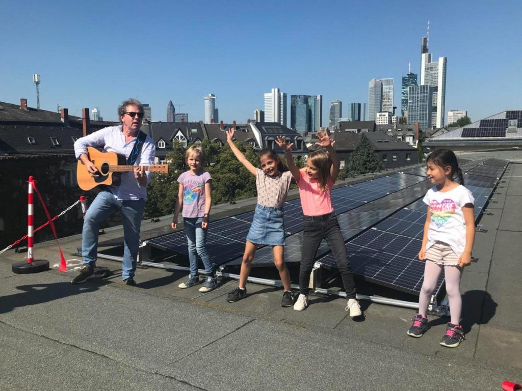 Coole-band-peter-van-ham-mit-kindern-aus-der-textorschule